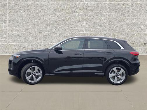 Mythos Black Metallic 2026 Audi Q5 Premium Plus TFSI quattro S tronic