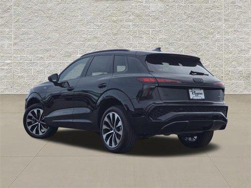 Mythos Black Metallic 2026 Audi Q3 TFSI quattro S tronic
