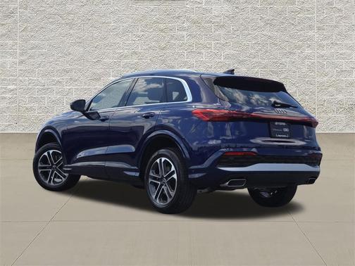 Navarra Blue Metallic 2025 Audi Q5 Premium TFSI quattro S tronic