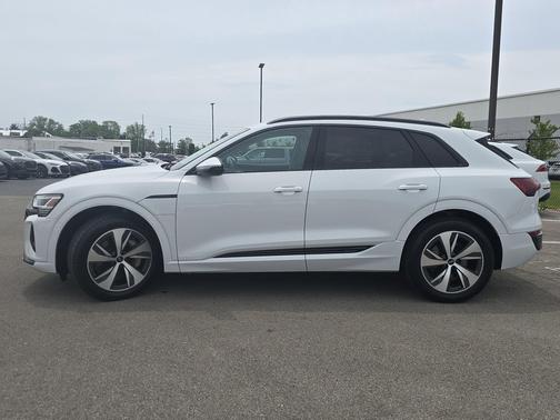 Glacier White Metallic 2024 Audi Q8 e-tron Premium