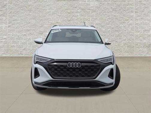 Glacier White Metallic 2024 Audi Q8 e-tron Premium