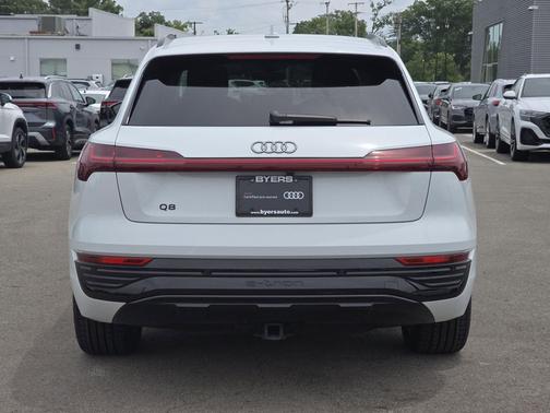 Glacier White Metallic 2024 Audi Q8 e-tron Premium
