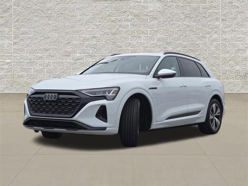 Glacier White Metallic 2024 Audi Q8 e-tron Premium