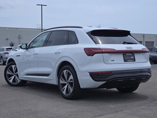 Glacier White Metallic 2024 Audi Q8 e-tron Premium