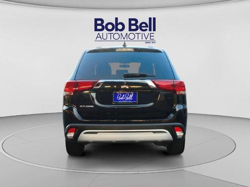 Labrador Black Metallic 2020 Mitsubishi Outlander ES