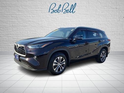 Opulent Amber 2022 Toyota Highlander XLE