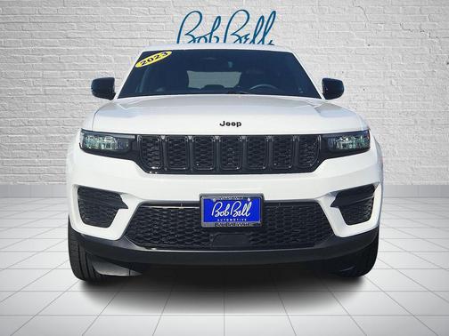 Bright White Clearcoat 2023 Jeep Grand Cherokee Altitude