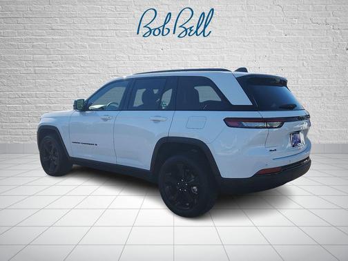 Bright White Clearcoat 2023 Jeep Grand Cherokee Altitude