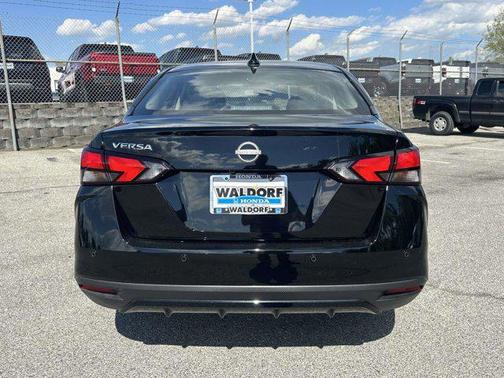 Super Black 2025 Nissan Versa 1.6 SV