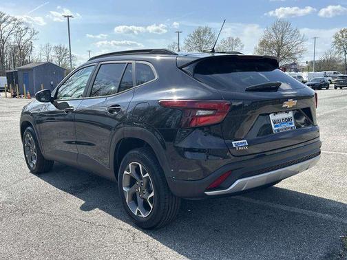 Mosaic Black Metallic 2025 Chevrolet Trax LT