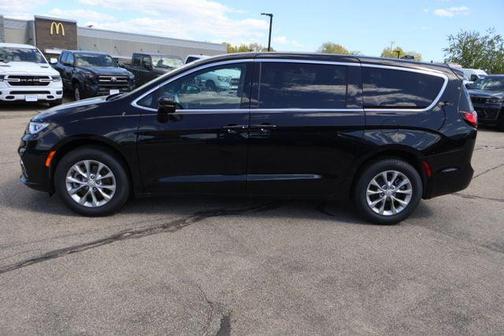 Diamond Black Crystal Pearlcoat 2026 Chrysler Pacifica L