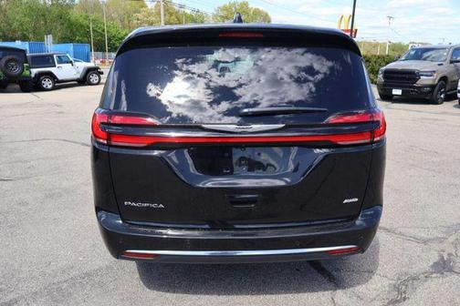 Diamond Black Crystal Pearlcoat 2026 Chrysler Pacifica L