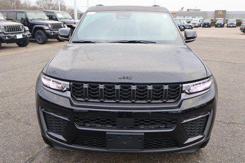 Diamond Black Crystal Pearlcoat 2026 Jeep Grand Cherokee Altitude