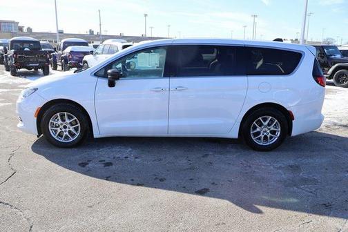 2024 Chrysler Voyager LX