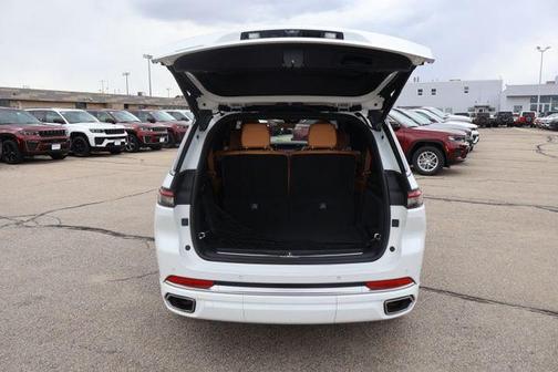 Diamond Black Crystal Pearlcoat 2023 Jeep Grand Cherokee L Summit Reserve
