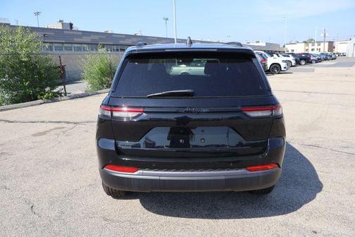 Diamond Black Crystal Pearlcoat 2026 Jeep Grand Cherokee Altitude