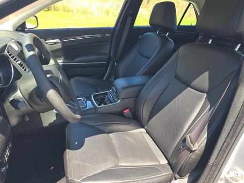 2023 Chrysler 300 Touring