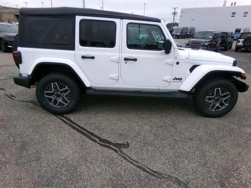 2025 Jeep Wrangler 4-Door Sahara 4x4