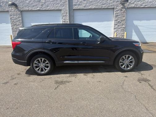 Black Metallic 2022 Ford Explorer XLT