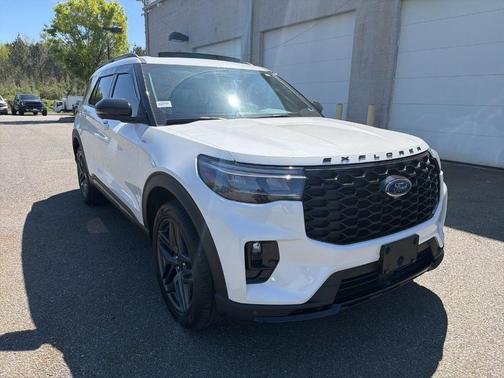 Star White 2025 Ford Explorer ST-Line