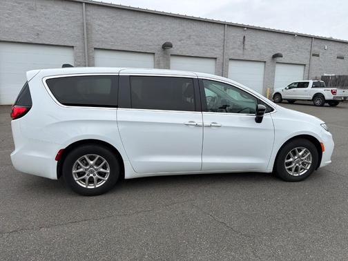 2024 Chrysler Pacifica Touring-L