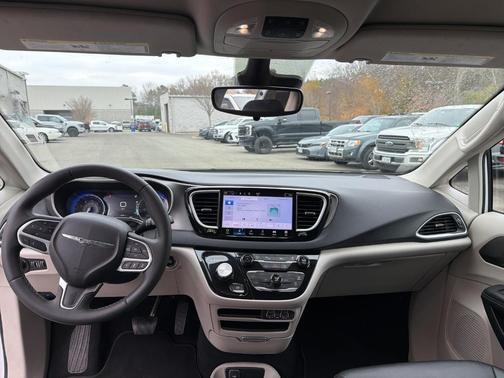 2024 Chrysler Pacifica Touring-L