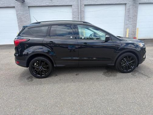 Black Metallic 2019 Ford Escape SE