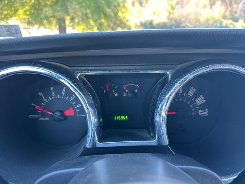 2006 Ford Mustang Deluxe