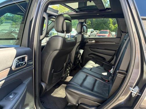 Granite Crystal Clearcoat Metallic 2017 Jeep Grand Cherokee Overland