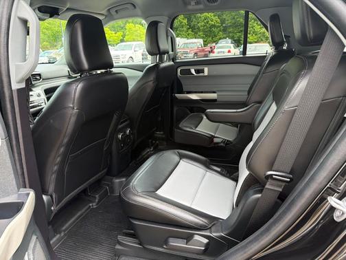 Black Metallic 2022 Ford Explorer XLT