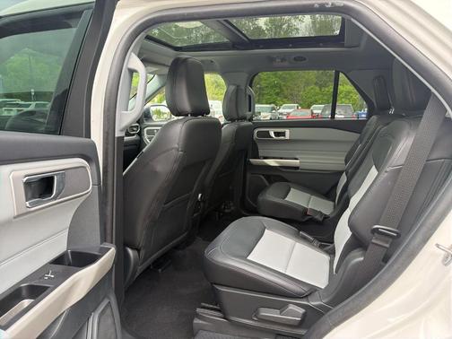 White Metallic 2023 Ford Explorer XLT