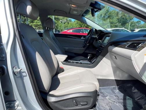 2017 Hyundai SONATA Hybrid Limited