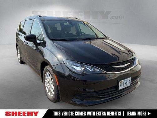 Brilliant Black Crystal Pearlcoat 2017 Chrysler Pacifica Touring