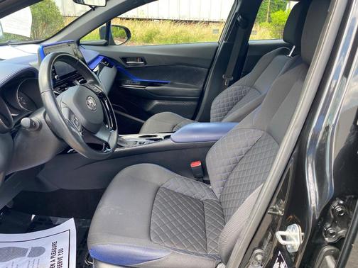 2022 Toyota C-HR XLE