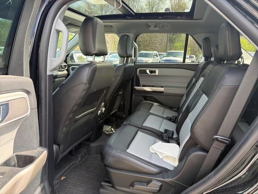 Agate Black Metallic 2022 Ford Explorer XLT