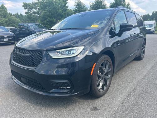 Diamond Black 2025 Chrysler Pacifica Limited