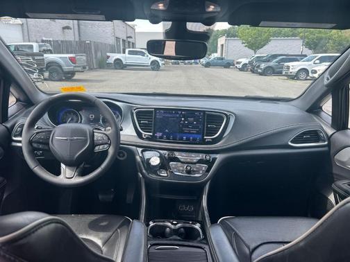 Diamond Black 2025 Chrysler Pacifica Limited