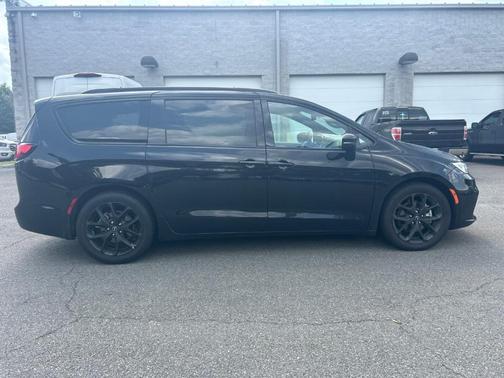 Diamond Black 2025 Chrysler Pacifica Limited