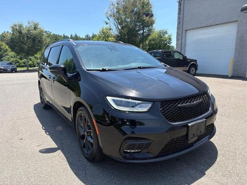 Diamond Black 2025 Chrysler Pacifica Limited
