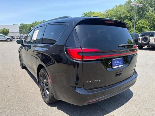 Diamond Black 2025 Chrysler Pacifica Limited