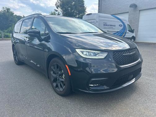 Diamond Black 2025 Chrysler Pacifica Limited