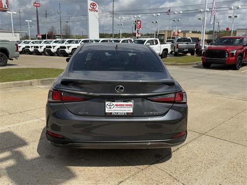 2023 Lexus ES 300h F SPORT Handling