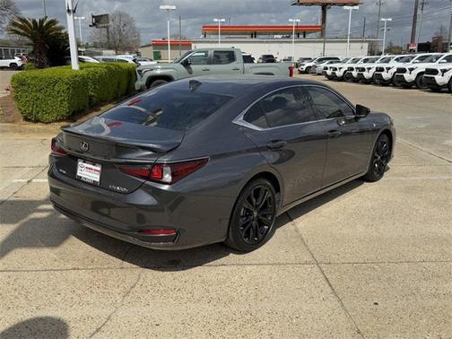 2023 Lexus ES 300h F SPORT Handling