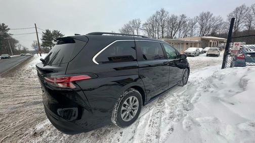 2022 Toyota Sienna LE