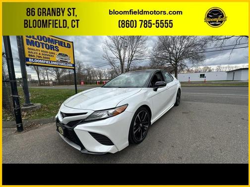 Midnight Black Metallic/Wind Chill 2018 Toyota Camry XSE