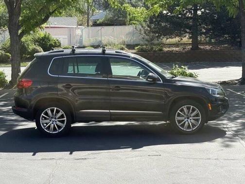 Deep Black Metallic 2013 Volkswagen Tiguan SE