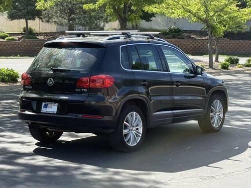 Deep Black Metallic 2013 Volkswagen Tiguan SE