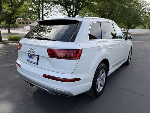 White 2019 Audi Q7 45 Premium
