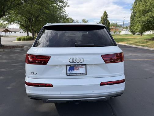 White 2019 Audi Q7 45 Premium