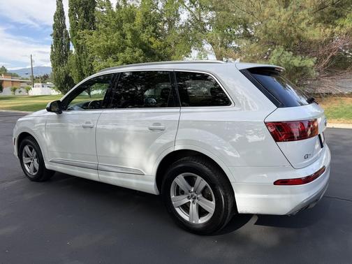 White 2019 Audi Q7 45 Premium